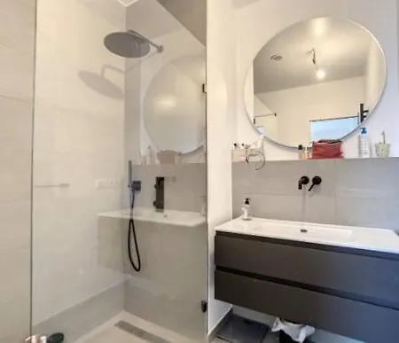 Comfortable 1 Bedroom W Terrace & Parking-chiny1