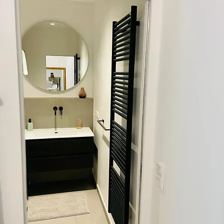 Appartement Comfortable 1 Bedroom W Terrace & Parking-chiny1 *
